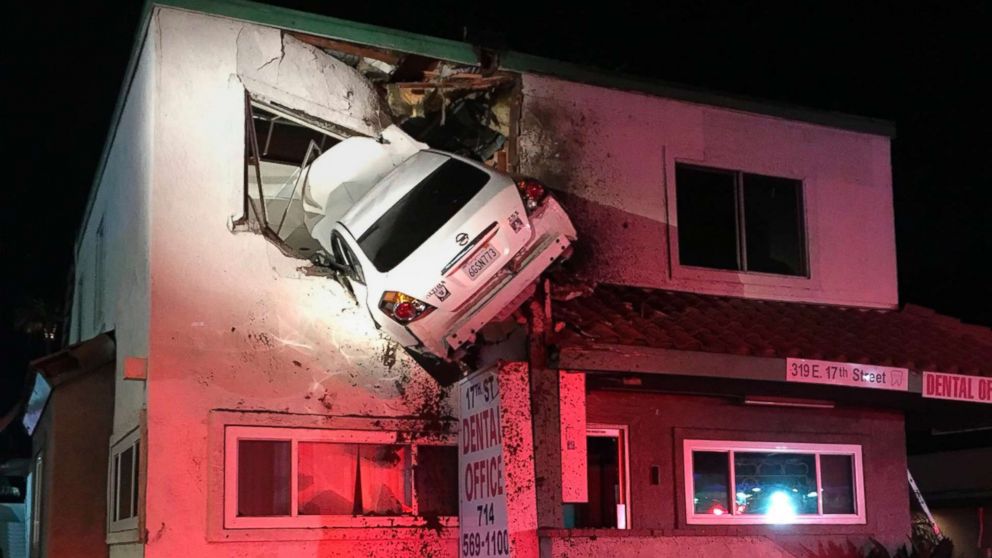 VIDEO: Car narrowly avoids bus before crashing into 2nd-floor dental office