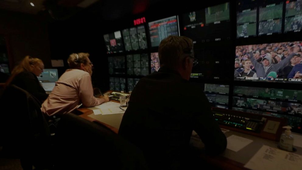 PHOTO: The "The Monday night football" The production team works hard during a game.