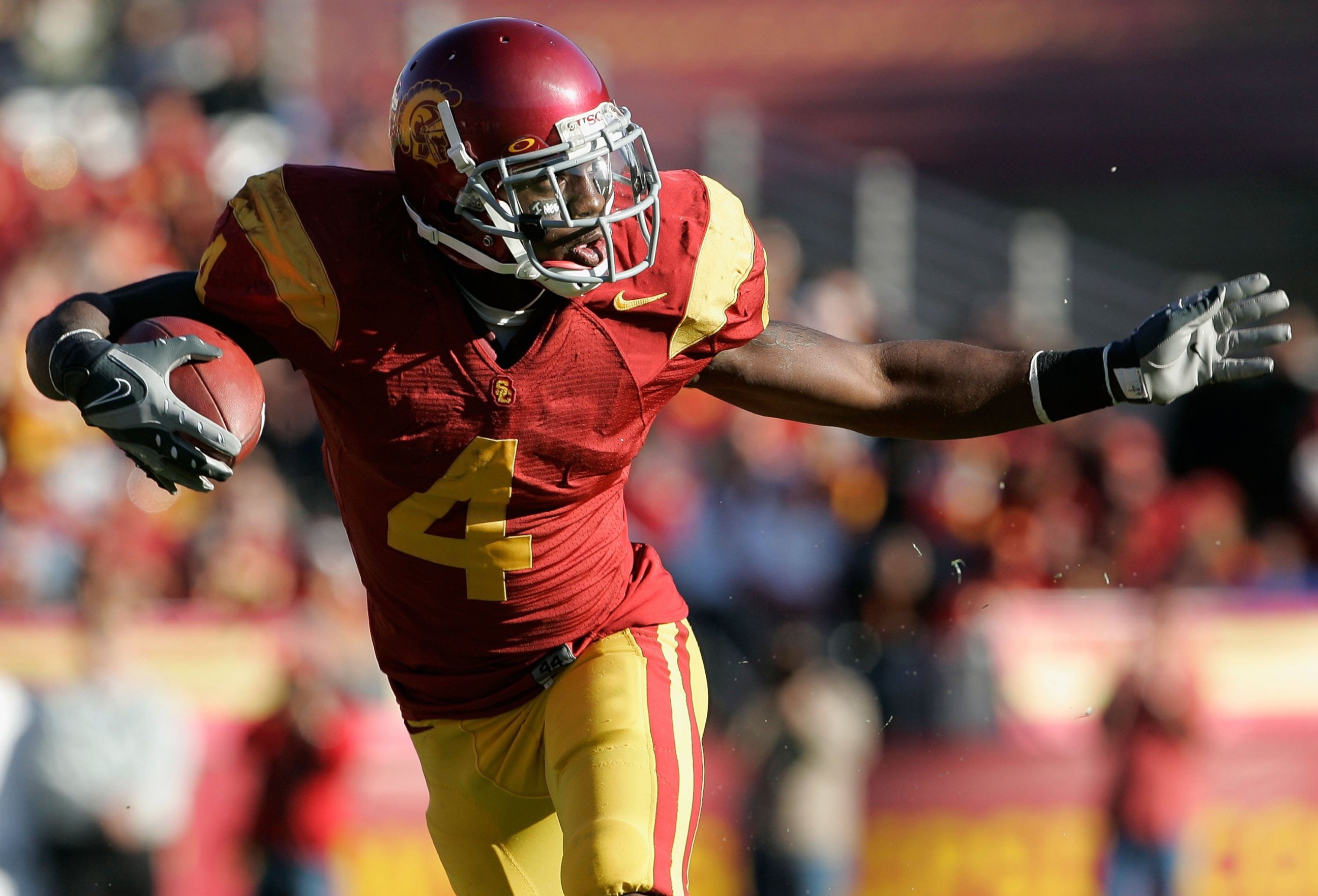 PHOTO: Runningback Joe McKnight #4 of the USC Trojans carries the ball against the UCLA Bruins during the college football game at the Los Angeles Memorial Coliseum, Dec. 1, 2007 in Los Angeles.
