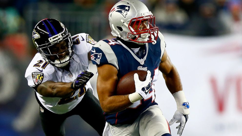 PHOTO: Shane Vereen #34 of the New England Patriots and Lardarius Webb #21 of the Baltimore Ravens during the 2015 AFC Divisional Playoffs game, Jan. 10, 2015 in Foxboro, Mass.  
