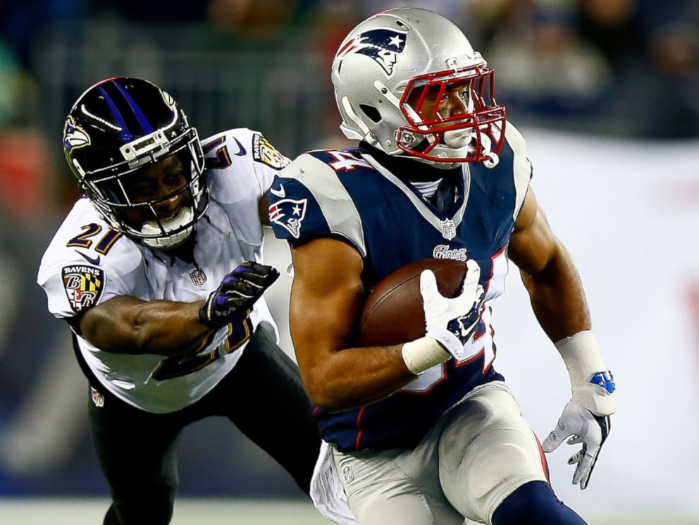 PHOTO: Shane Vereen #34 of the New England Patriots and Lardarius Webb #21 of the Baltimore Ravens during the 2015 AFC Divisional Playoffs game, Jan. 10, 2015 in Foxboro, Mass.