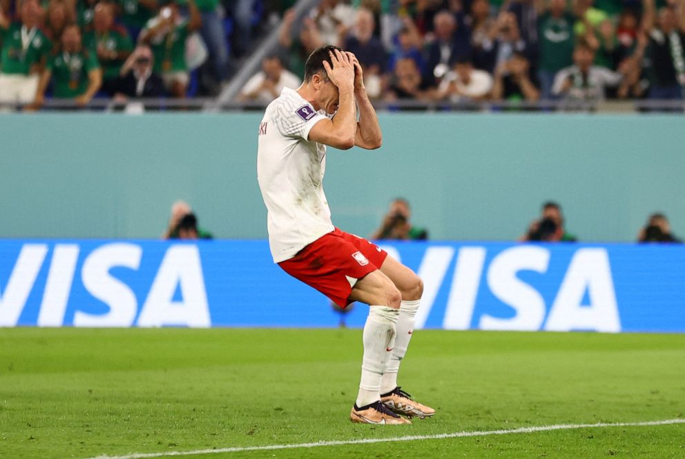 Lewandowski misses penalty as Poland draw 0-0 with Mexico in World Cup  Group C -Xinhua