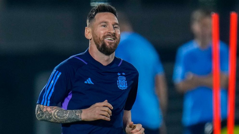 FOTO: Lionel Messi dari Argentina mengikuti sesi latihan tim nasional Argentina di Doha, Qatar, 17 Desember 2022.