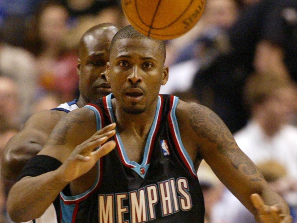 PHOTO: Memphis Grizzlies forward Lorenzen Wright (42) reaches for a loose ball as Dallas Mavericks forward Antoine Walker, rear, defends in the first quarter, April 13, 2004, in Dallas.
