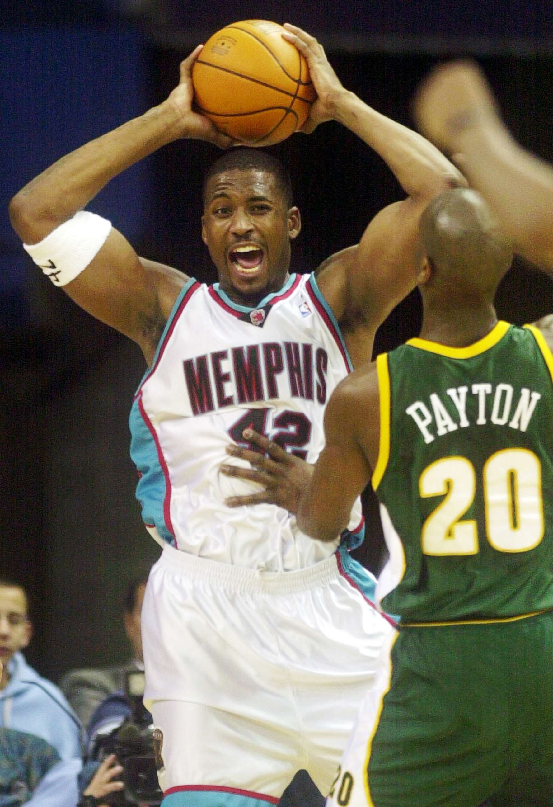 PHOTO: Memphis Grizzlies' Lorenzen Wright readies to pass in front of Seattle SuperSonics' Gary Payton during the first quarter in Memphis, Tenn., Nov. 27, 2002.
