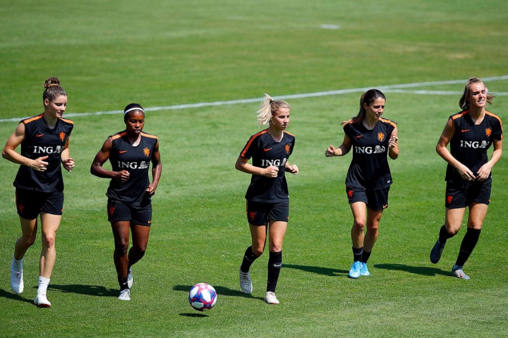 PHOTO:Netherlands' Jackie Groenen, center, runs with teammates during a training session of the Netherlands Women's soccer team at the Stade du Merlo in Oullins outside Lyon, France, July 5, 2019.