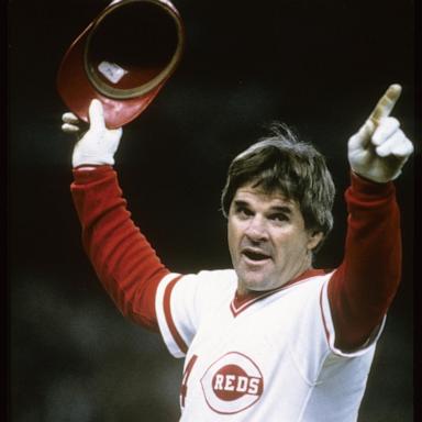 PHOTO: Outfielder Pete Rose #14 of the Cincinnati Reds salutes the crowd after surpassing Ty Cobb with his 4192 hit that came against San Diego Padres pitcher Eric Show on Sept. 11, 1985 at Riverfront Stadium in Cincinnati.