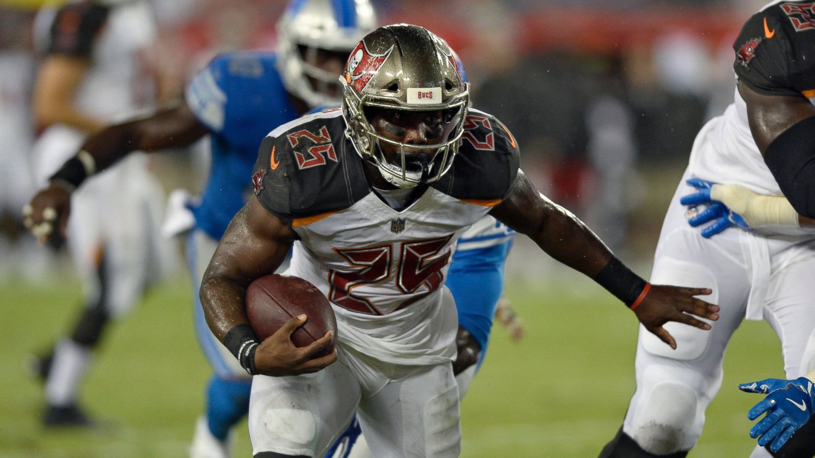 Tampa, Florida, USA. 29th Dec, 2019. Tampa Bay Buccaneers running back  Peyton Barber (25) runs with the ball during the NFL game between the  Atlanta Falcons and the Tampa Bay Buccaneers held