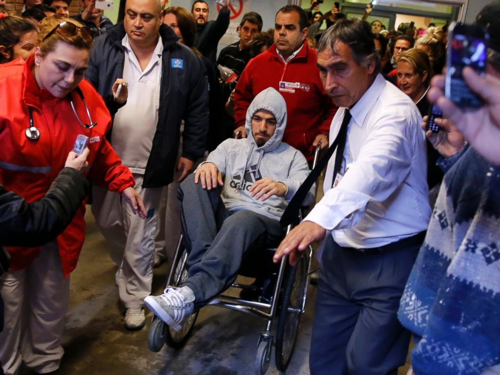 PHOTO: Uruguayan soccer player Luis Suarez leaves a hospital in a wheelchair after surgery due to a knee injury in Montevideo, Uruguay on May 22, 2014.