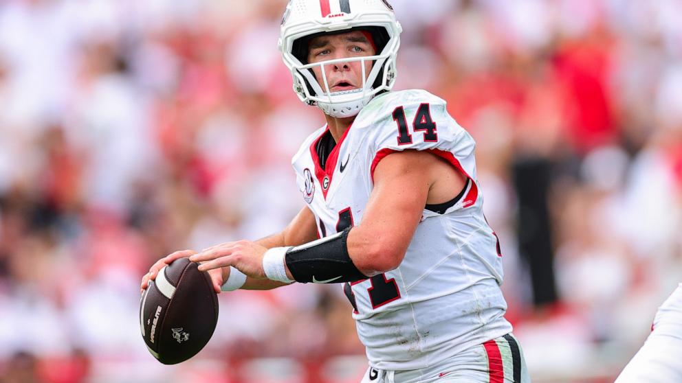 Gunner Stockton ties school record with 5 TD passes as No. 2 Georgia crushes Western Kentucky 70-20