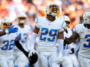 Justin Herbert throws 2 TD passes, Chargers clamp down on Jameis Winston in 27-10 win over Browns