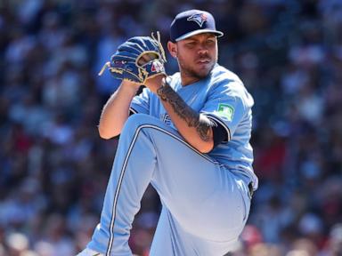 Royce Lewis hits go-ahead 3-run homer in 8th, lifting the Twins past the Blue Jays 4-3