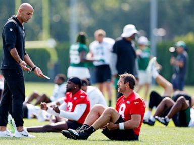 A fired-up Aaron Rodgers gets angry after being stepped on and Jets' offense is sloppy at practice