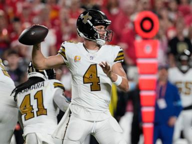 Saints quarterback Derek Carr leaves with oblique injury in another losing night against the Chiefs