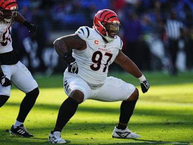 Burrow throws 4 TD passes as Bengals storm past Jackson-less Ravens 35-13 in 2nd half