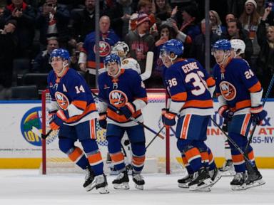 Holmstrom, Dobson lead Islanders to 5-4 win over Blackhawks