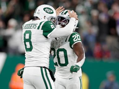 Jets' Aaron Rodgers throws a 52-yard Hail Mary to Allen Lazard to end the first half vs. Bills