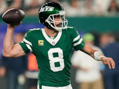 Jets' Aaron Rodgers returns to huge cheers for 1st home game since Achilles tendon injury last year