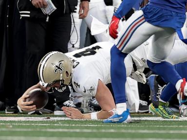 Saints QB Derek Carr injures left hand on dive in 4th quarter of win over Giants