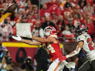 Mahomes throws 3 TD passes, Hunt scores TD in overtime as Chiefs beat Buccaneers 30-24