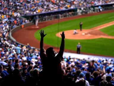 Wade and Chapman hit 2 homers each, Roupp wins 1st in Giants 9-0 victory over slipping Royals