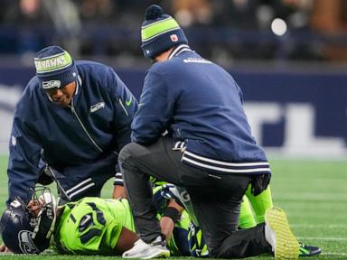 Seahawks QB Geno Smith exits with knee injury in 3rd quarter against Green Bay