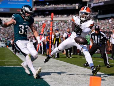 Jalen Hurts throws 2 TD passes as the Eagles hold off the Browns 20-16