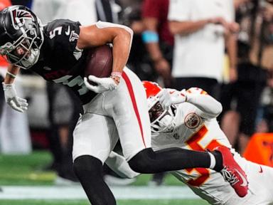 Mahomes throws 2 touchdown passes and the Chiefs' defense preserves a 22-17 win over the Falcons