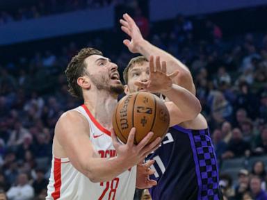 The Kings make 15 straight shots to beat the Rockets 120-111