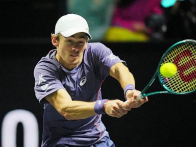 Alcaraz clinches his first indoor title by beating De Minaur in Rotterdam Open final