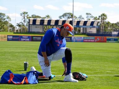 Juan Soto hits a 426-foot home run in his first spring training at-bat for the New York Mets