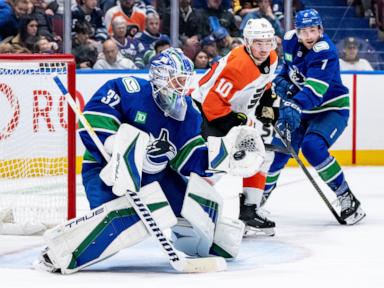 Frost scores in shootout to lift the Flyers to a 3-2 win over the Canucks