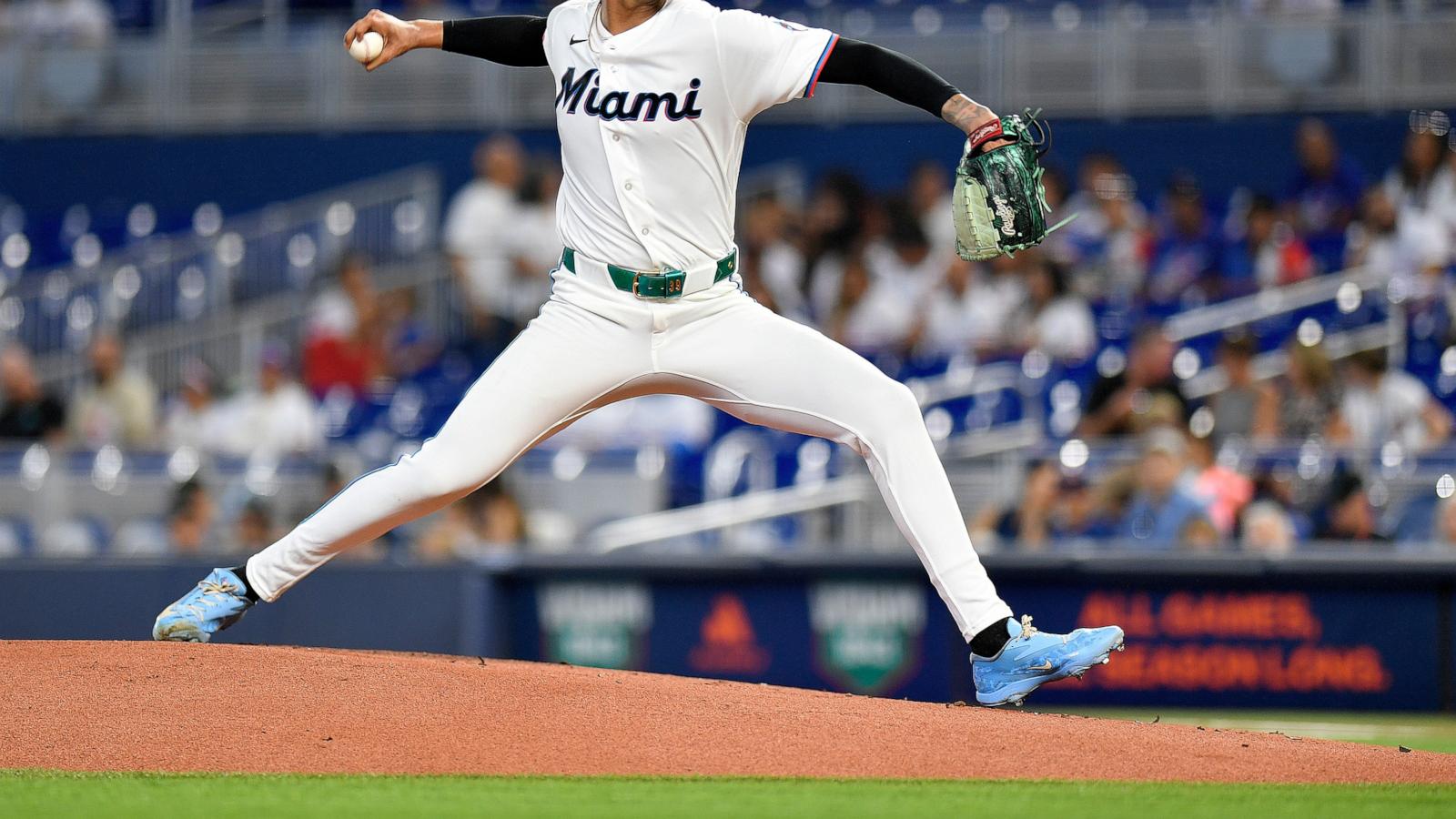 Hernández, Marsee homer in the Marlins' 4-2 win over the Nationals