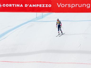 Lindsey Vonn falls while on pace for podium finish at World Cup super-G in Cortina