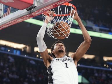 Powell scores 23, Clippers rally from 26-point deficit to beat Spurs 113-104