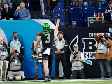 No. 1 Oregon outlasts No. 3 Penn State 45-37 for Big Ten title and 1st-round bye in playoffs