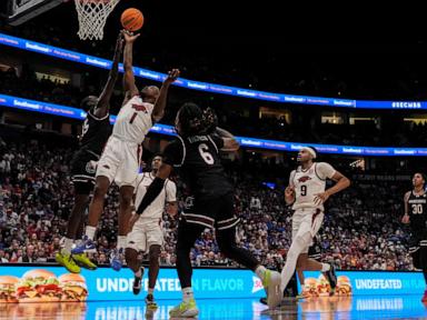 Arkansas nearly blows a 20-point lead before holding off No. 16 seed South Carolina in SEC opener