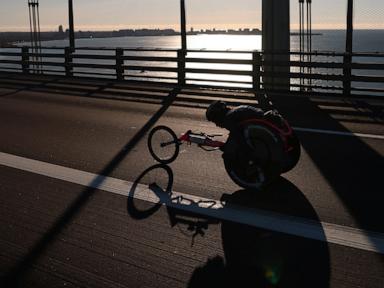 Romanchuk wins men's wheelchair race at NYC Marathon, Scaroni wins women's event