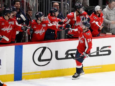 Charlie Lindgren shines with a windmill save as the Capitals beat the Hurricanes 3-1