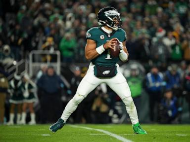 Jalen Hurts fined for wearing mismatched cleats during Eagles' win over Steelers, AP source says