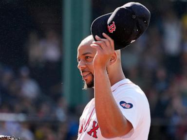 Reds sign first baseman Dominic Smith, two days after he was released by the Red Sox