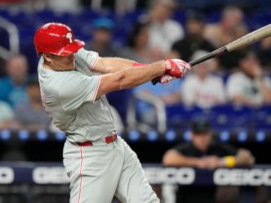 Phillies' J.T. Realmuto leaves in 4th inning, 2 innings after fouling pitch off left knee