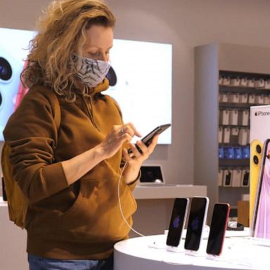 VIDEO: Apple users have trouble with Face ID while wearing a mask