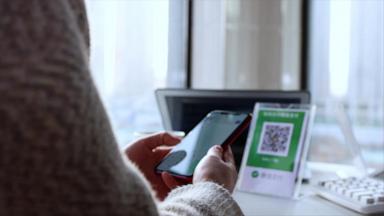 VIDEO: 'Cybersecrutity Girl' on how to safely navigate AI