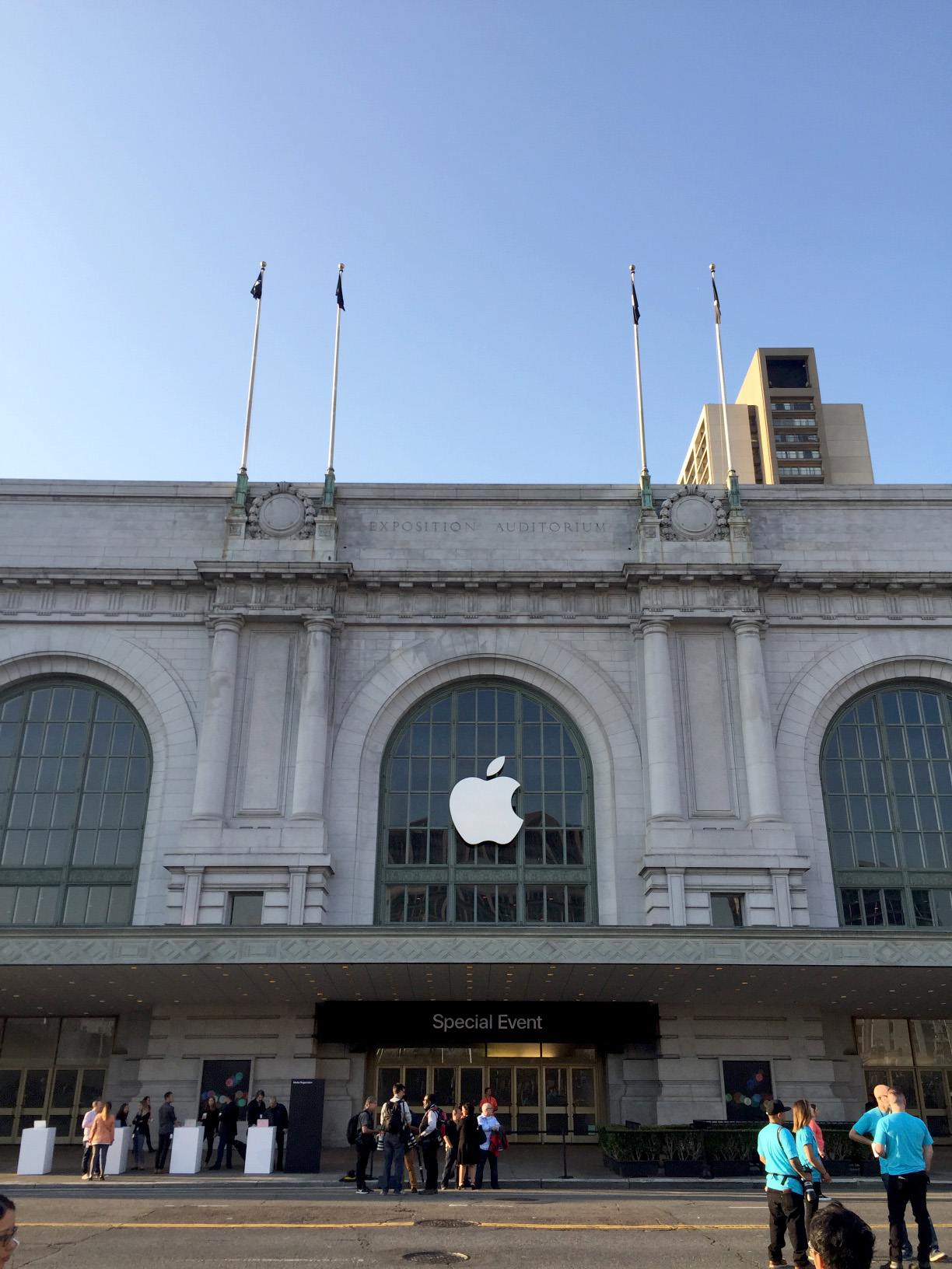 PHOTO: People wait for the latest Apple Event in San Francisco, Sept. 7, 2016.