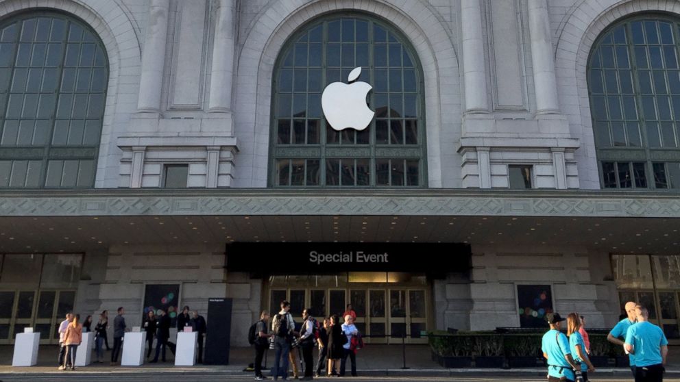 PHOTO: People wait for the latest Apple Event in San Francisco, Sept. 7, 2016.