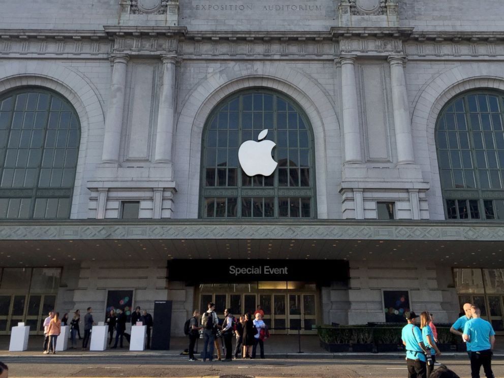PHOTO: People wait for the latest Apple Event in San Francisco, Sept. 7, 2016.