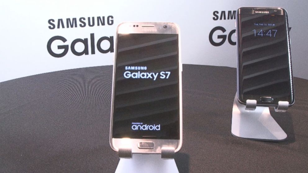 PHOTO: Samsung's new Galaxy S7 and Galaxy S7 Edge smartphones are seen in this photo.