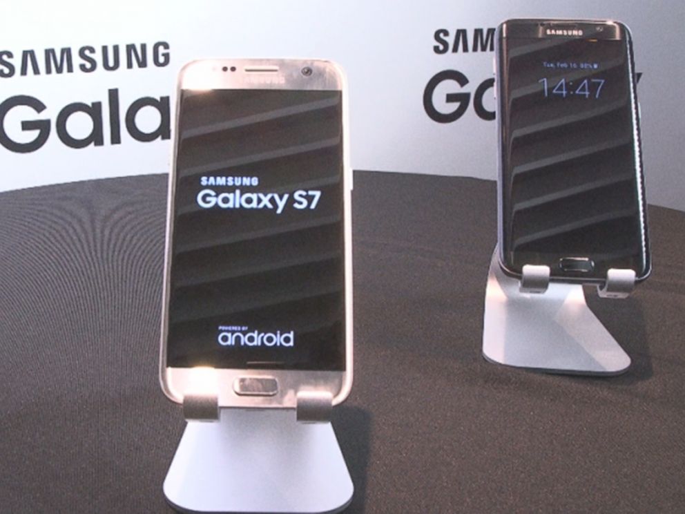 PHOTO: Samsungs new Galaxy S7 and Galaxy S7 Edge smartphones are seen in this photo.