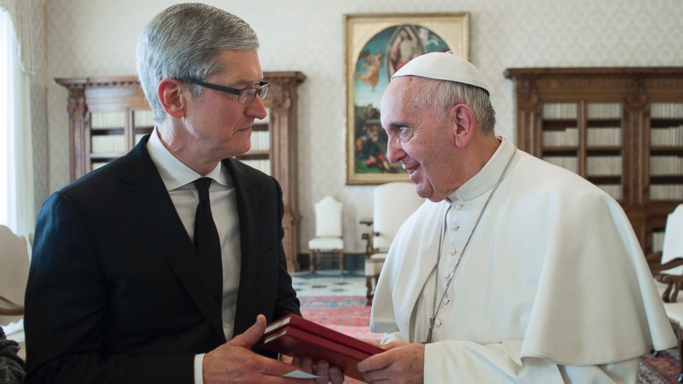 PHOTO: Pope Francis exchanges gifts with Apple CEO Tim Cook, during a private audience at the Vatican, Jan. 22, 2016. 